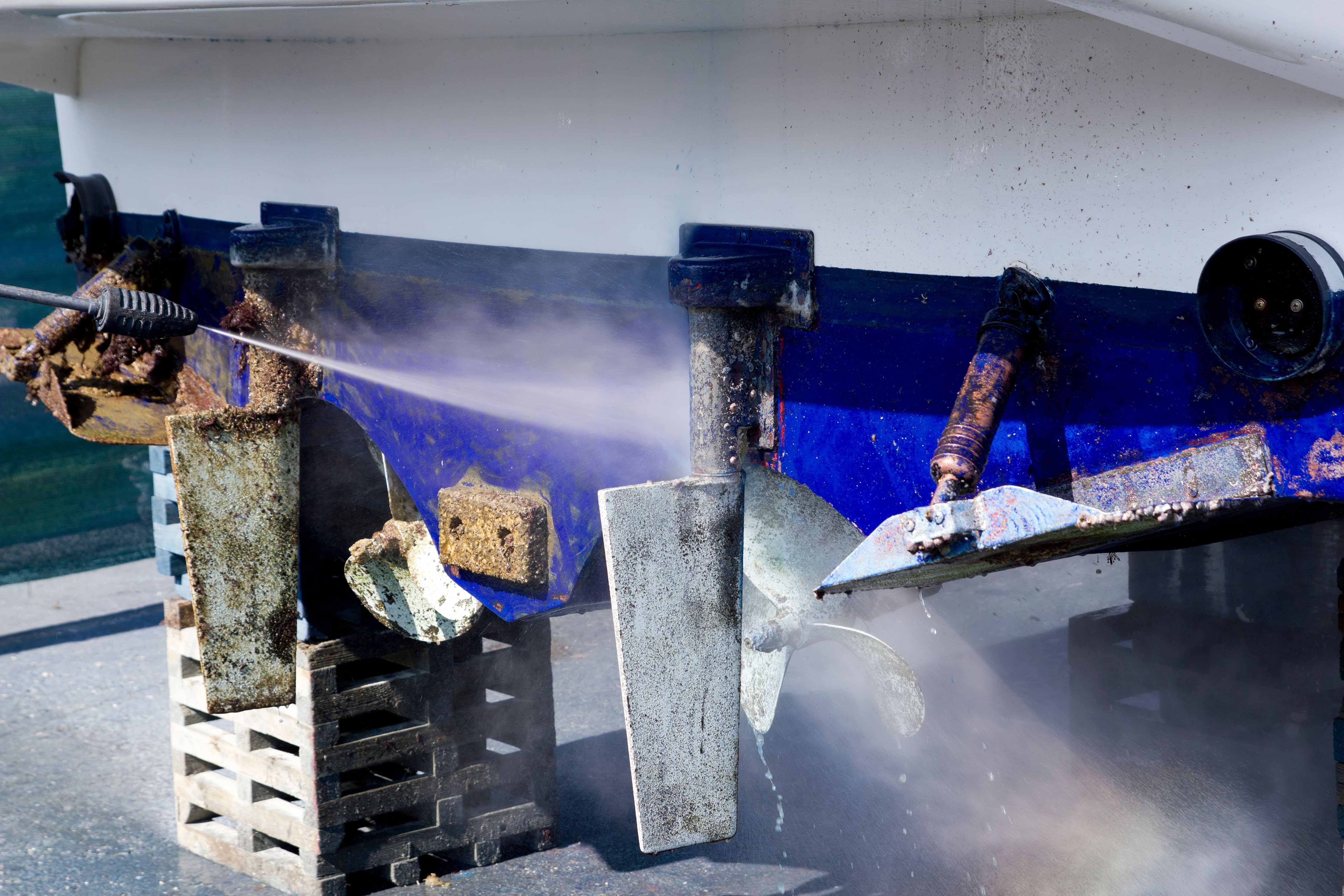 High-Pressure Cleaning of Ships